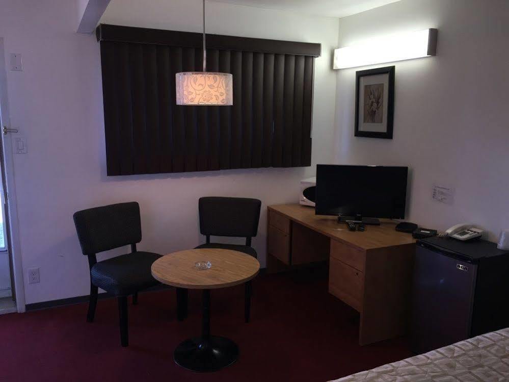 Voyageur Motel